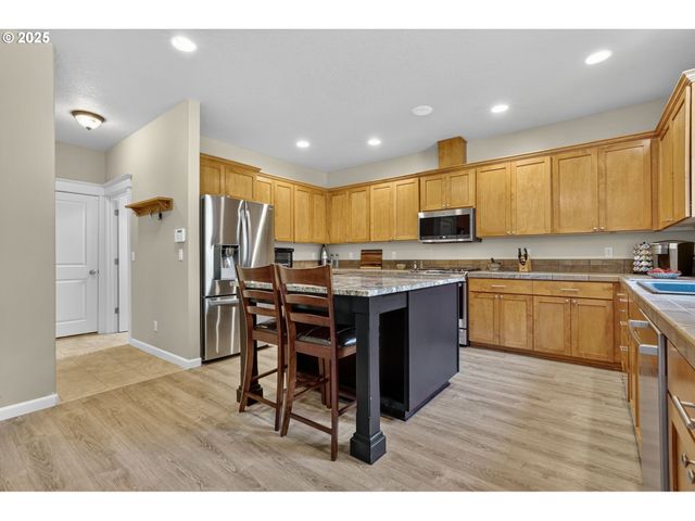 16514 OAKTREE Ter, Oregon City, OR 97045