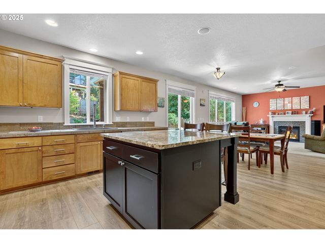 16514 OAKTREE Ter, Oregon City, OR 97045