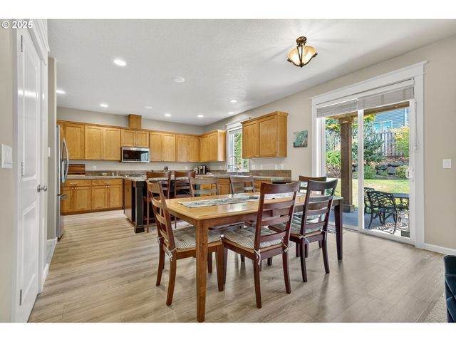 16514 OAKTREE Ter, Oregon City, OR 97045