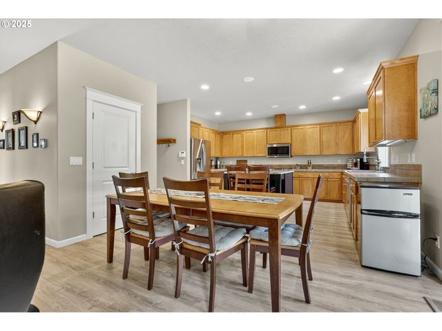 16514 OAKTREE Ter, Oregon City, OR 97045