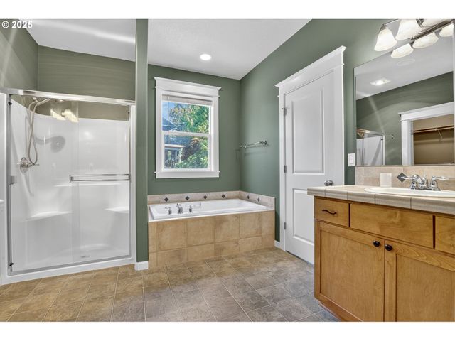 16514 OAKTREE Ter, Oregon City, OR 97045