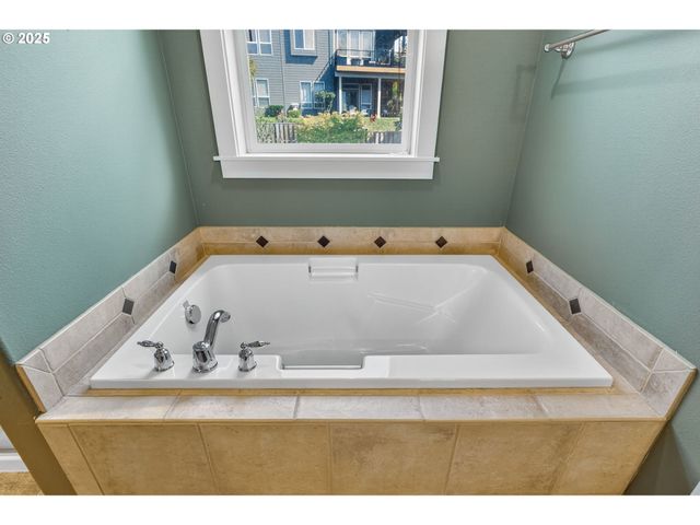 16514 OAKTREE Ter, Oregon City, OR 97045