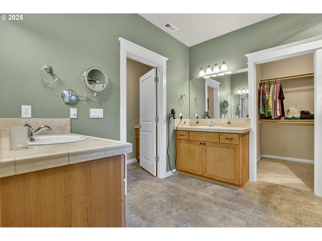 16514 OAKTREE Ter, Oregon City, OR 97045