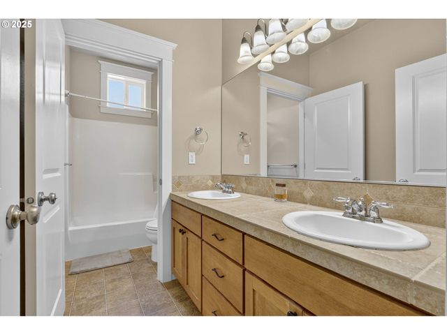 16514 OAKTREE Ter, Oregon City, OR 97045