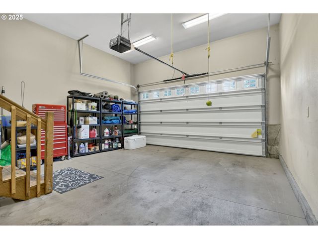 16514 OAKTREE Ter, Oregon City, OR 97045