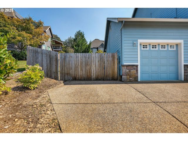 16514 OAKTREE Ter, Oregon City, OR 97045