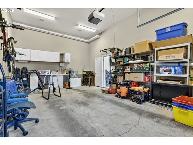 16514 OAKTREE Ter, Oregon City, OR 97045