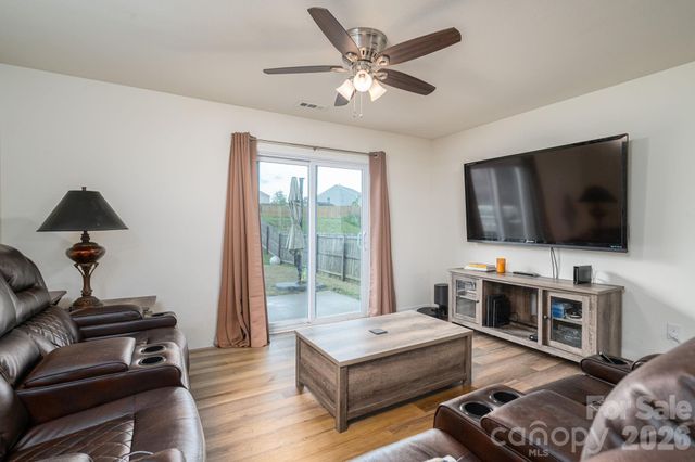 2818 Easton Knoll Drive, Dallas, NC 28034