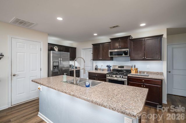 2818 Easton Knoll Drive, Dallas, NC 28034
