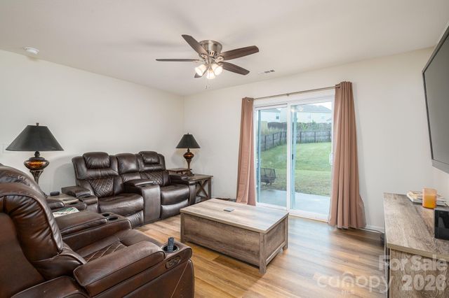 2818 Easton Knoll Drive, Dallas, NC 28034