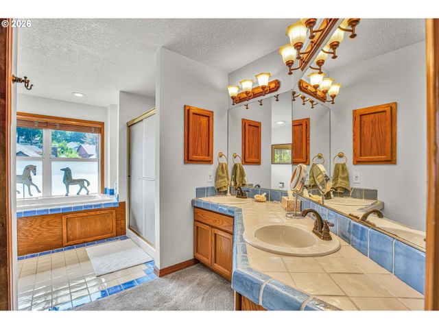 21280 SERANGO Dr, West Linn, OR 97068
