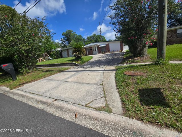 7717 KNOLL Drive N, Jacksonville, FL 32221