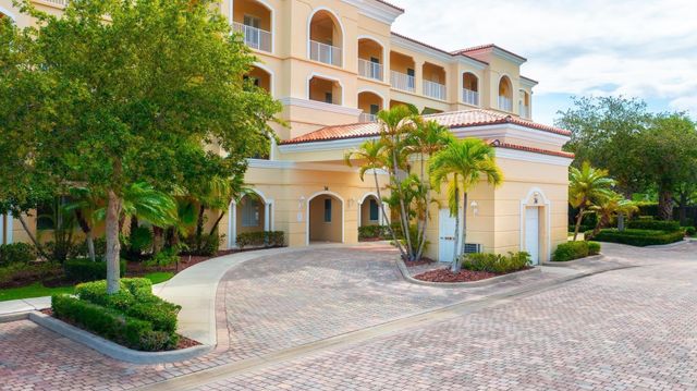 34 Harbour Isle Drive 105, Fort Pierce, FL 34949