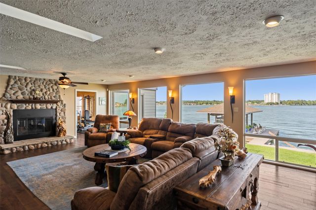 1034 Lake View Drive, Montgomery, TX 77356