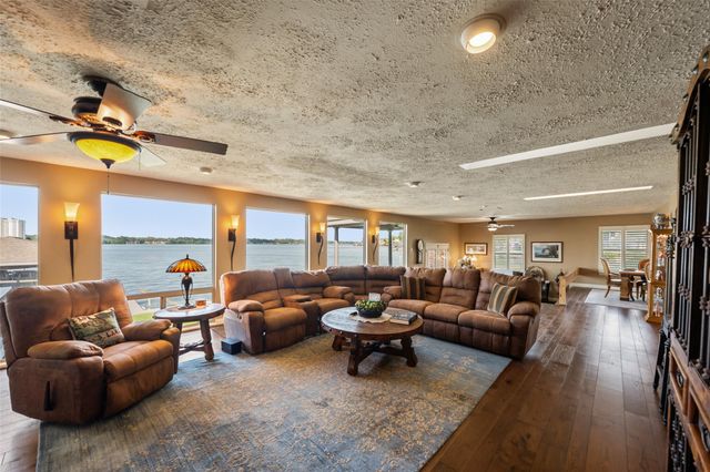 1034 Lake View Drive, Montgomery, TX 77356