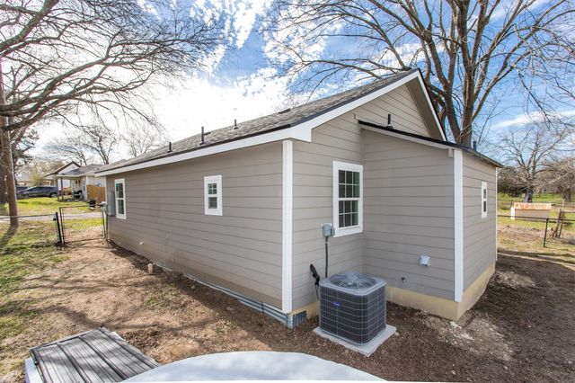 300 S 3rd Street, Bonham, TX 75418