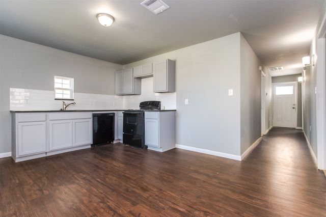 300 S 3rd Street, Bonham, TX 75418