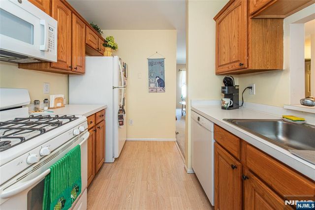 1060 Chedworth Circle, Mahwah, NJ 07430