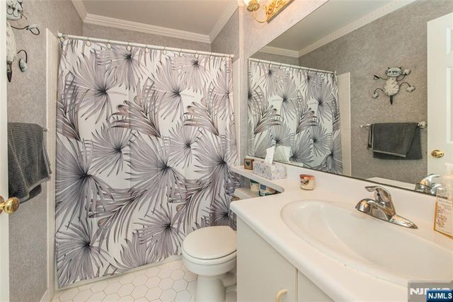 1060 Chedworth Circle, Mahwah, NJ 07430