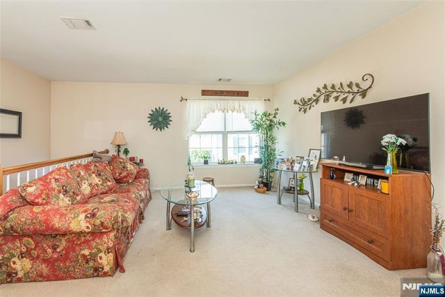 1060 Chedworth Circle, Mahwah, NJ 07430