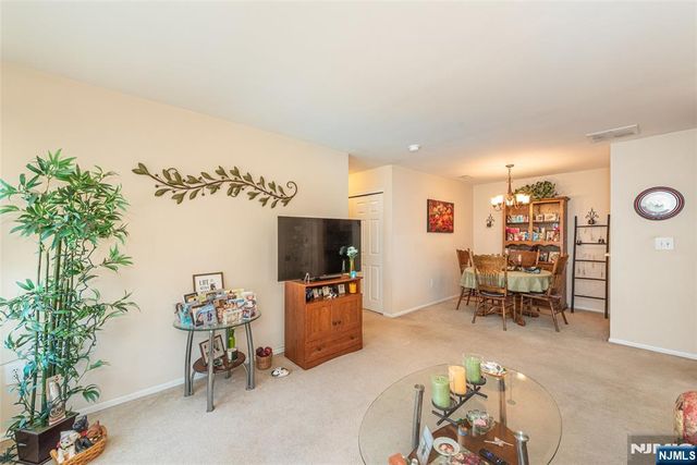 1060 Chedworth Circle, Mahwah, NJ 07430