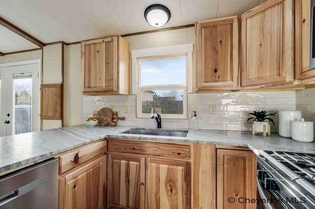 2400 HELEN AVE, Cheyenne, WY 82009