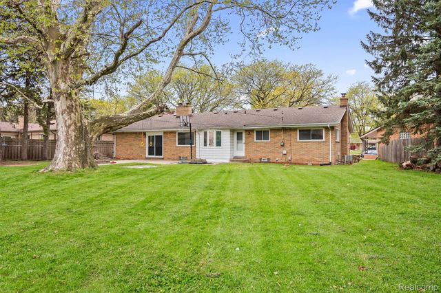 11215 Chippewa Drive, Warren, MI 48093
