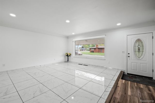 11215 Chippewa Drive, Warren, MI 48093