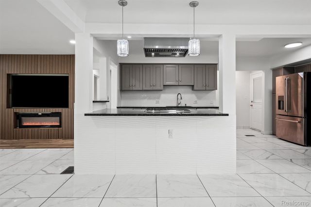 11215 Chippewa Drive, Warren, MI 48093