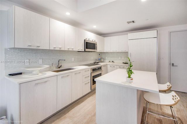 55 SW 9th St 3802, Miami, FL 33130