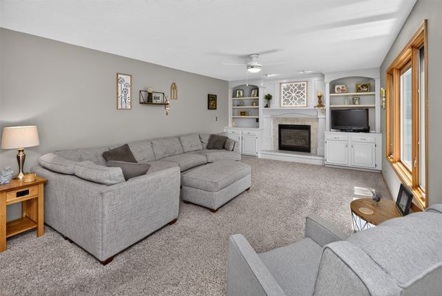 9392 Lake Drive, West Des Moines, IA 50266