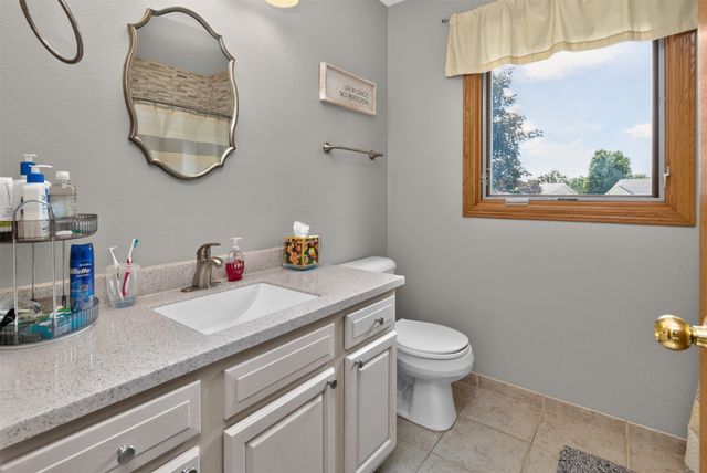 9392 Lake Drive, West Des Moines, IA 50266