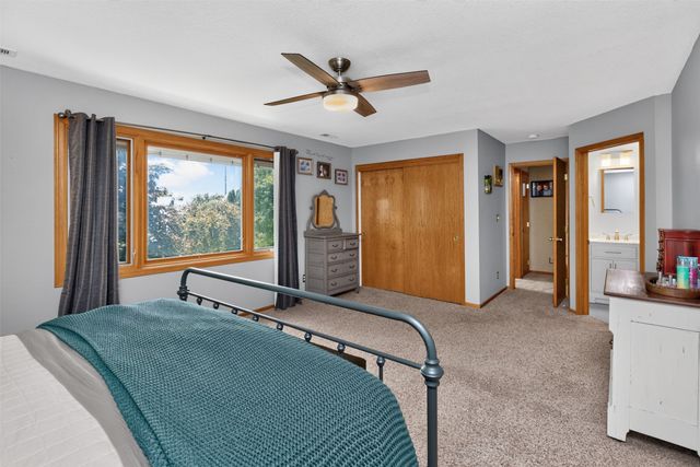 9392 Lake Drive, West Des Moines, IA 50266