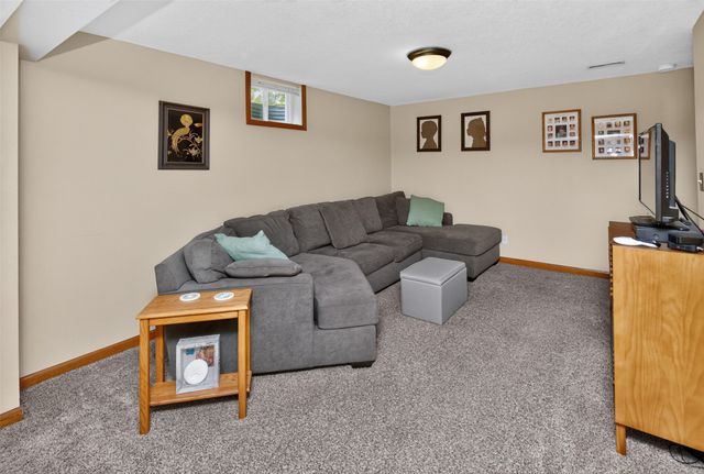 9392 Lake Drive, West Des Moines, IA 50266
