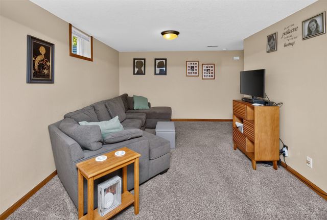 9392 Lake Drive, West Des Moines, IA 50266