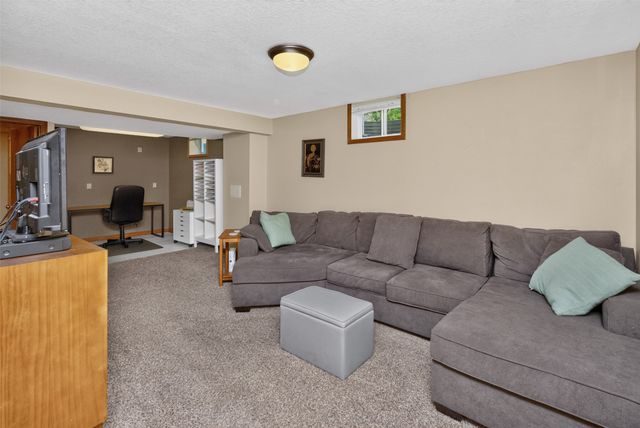 9392 Lake Drive, West Des Moines, IA 50266