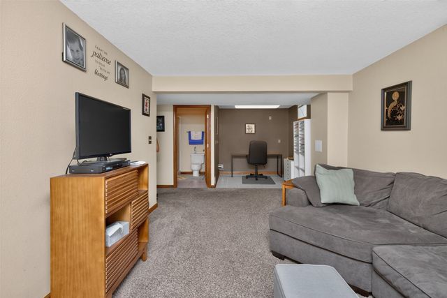 9392 Lake Drive, West Des Moines, IA 50266