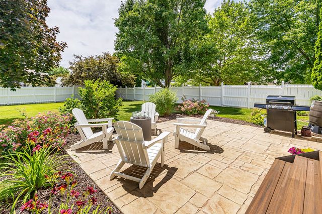 9392 Lake Drive, West Des Moines, IA 50266