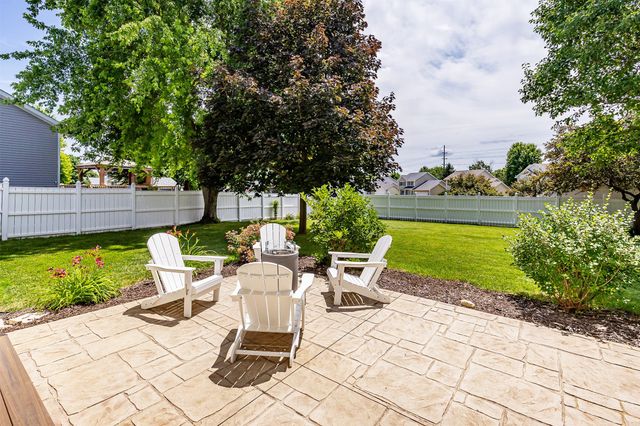 9392 Lake Drive, West Des Moines, IA 50266