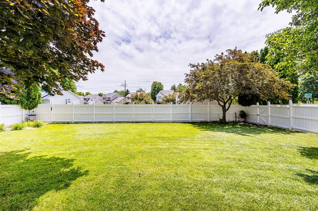 9392 Lake Drive, West Des Moines, IA 50266
