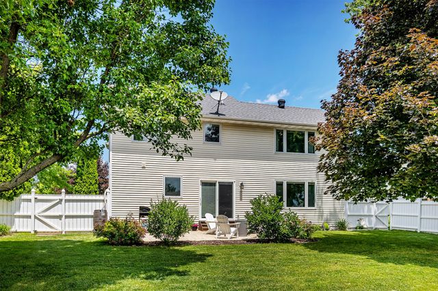 9392 Lake Drive, West Des Moines, IA 50266