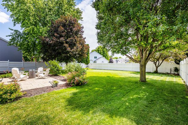 9392 Lake Drive, West Des Moines, IA 50266
