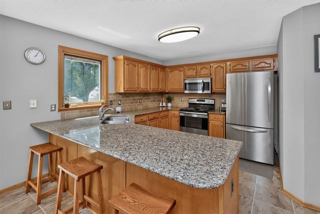 9392 Lake Drive, West Des Moines, IA 50266