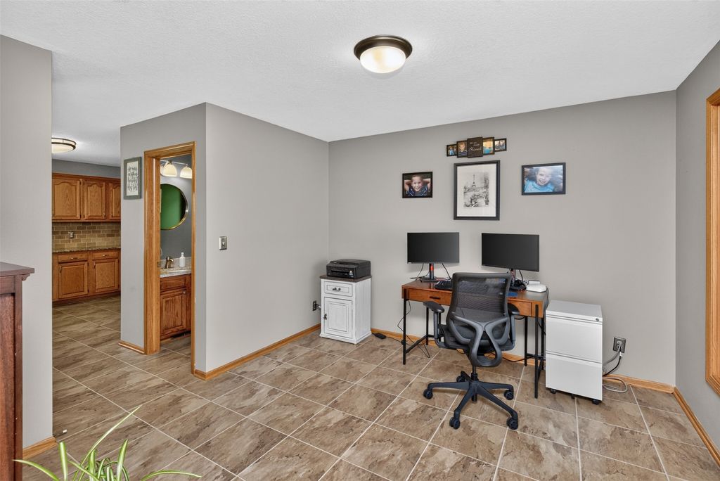 9392 Lake Drive, West Des Moines, IA 50266