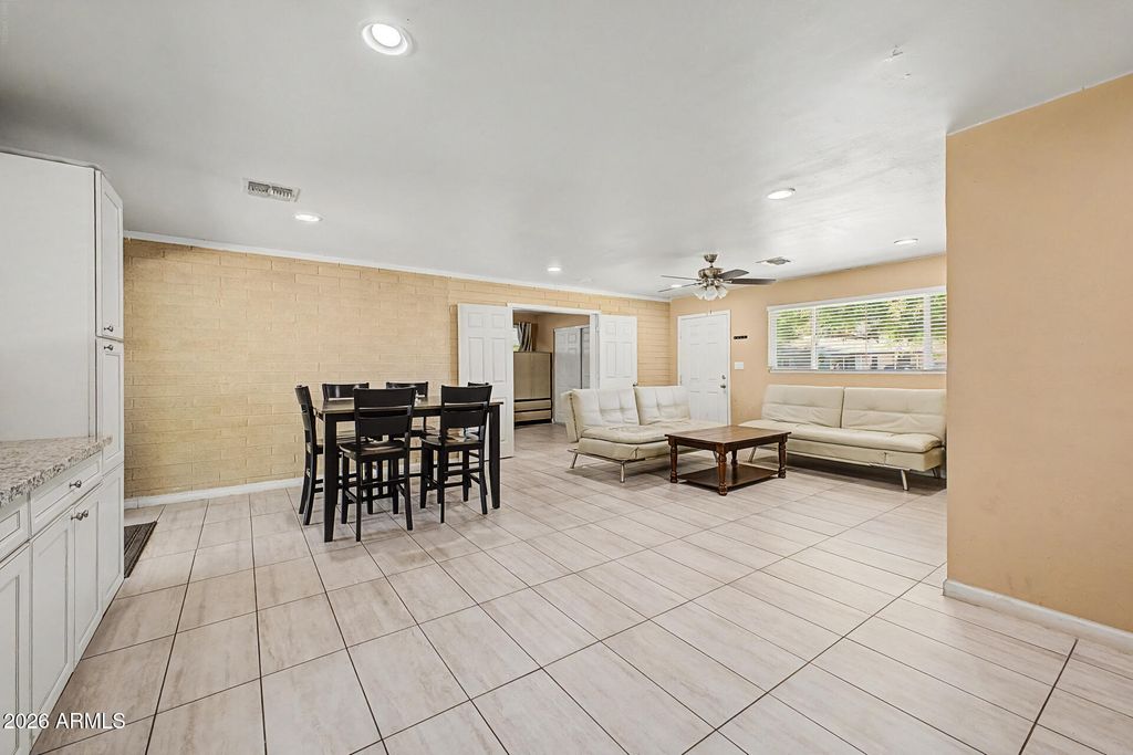 Image 10 of property listing at 515 E VISTA DEL CERRO Drive, Tempe, AZ 85281