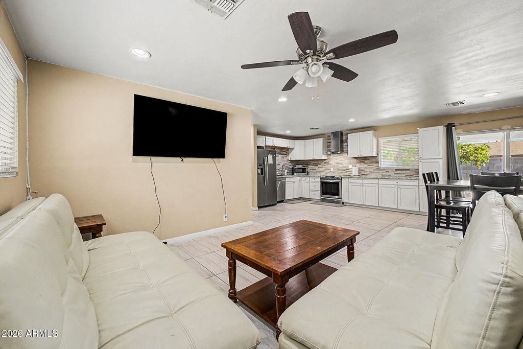 Image 6 of property listing at 515 E VISTA DEL CERRO Drive, Tempe, AZ 85281