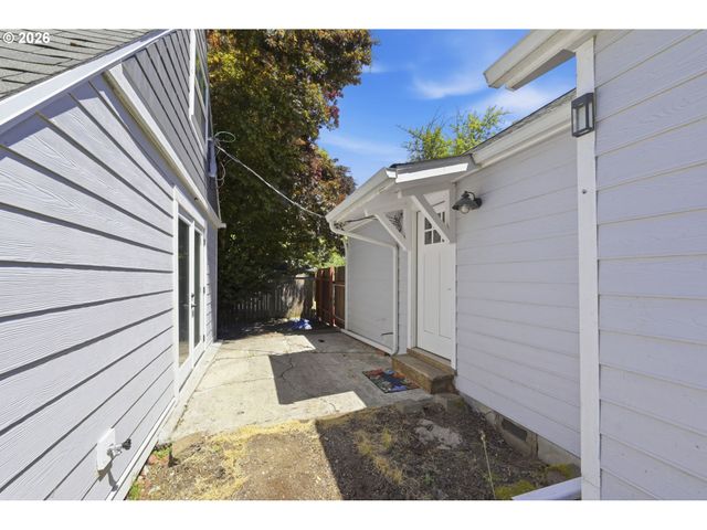 301 IRVING Rd, Eugene, OR 97404