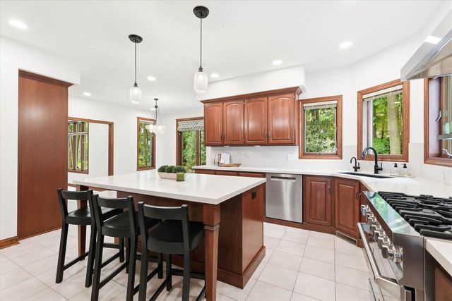59 BRENTWOOD LANE, Appleton, WI 54915
