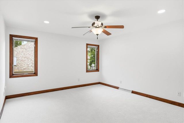 59 BRENTWOOD LANE, Appleton, WI 54915