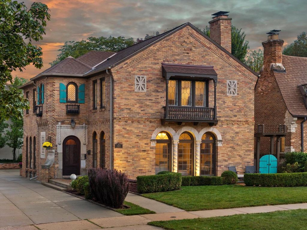 5073 N Lake DRIVE, Whitefish Bay, WI 53217